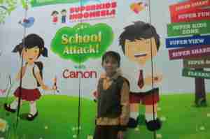 Ali di depan poster acara School Attack